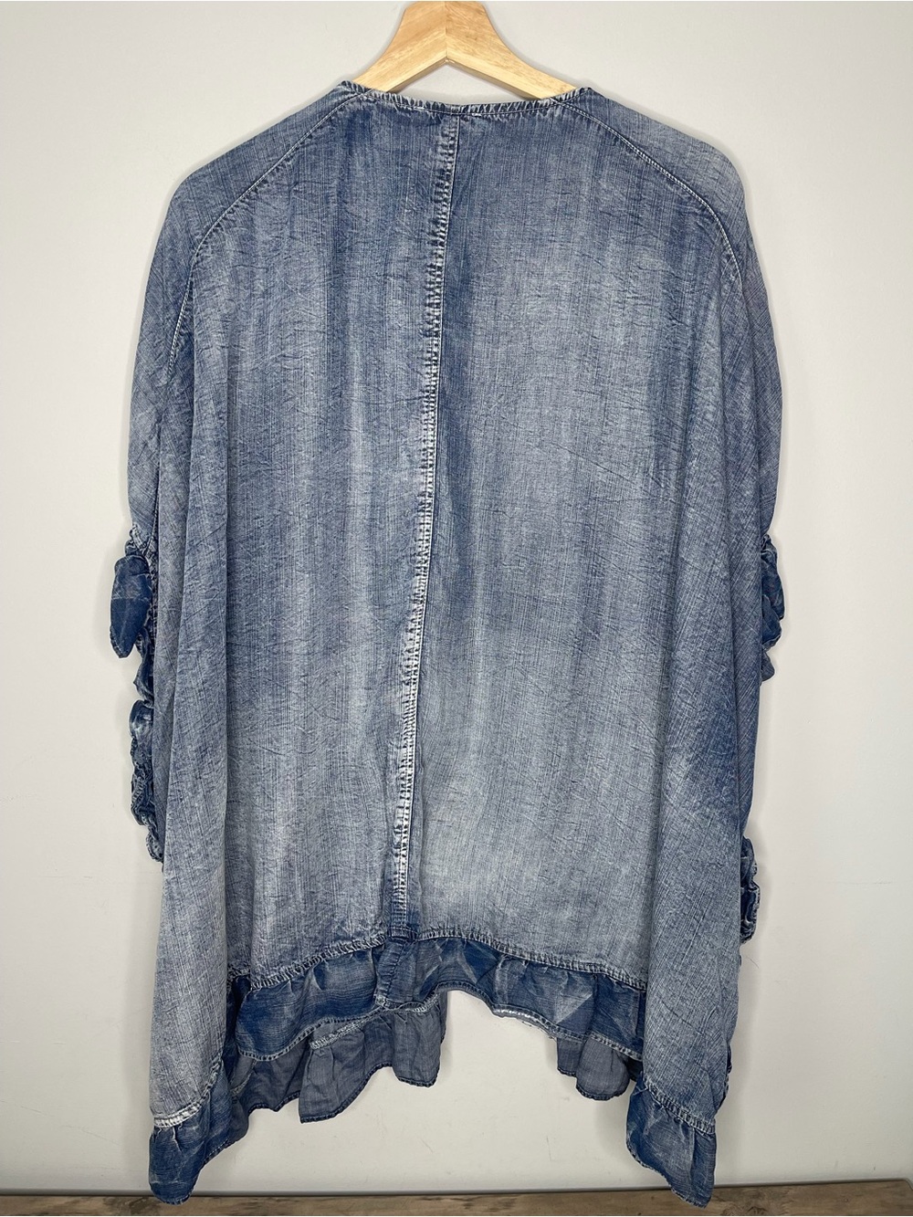 Ladies Easel light weight denim ruffle accent short sleeved cardigan size medium - Picture 2 of 6